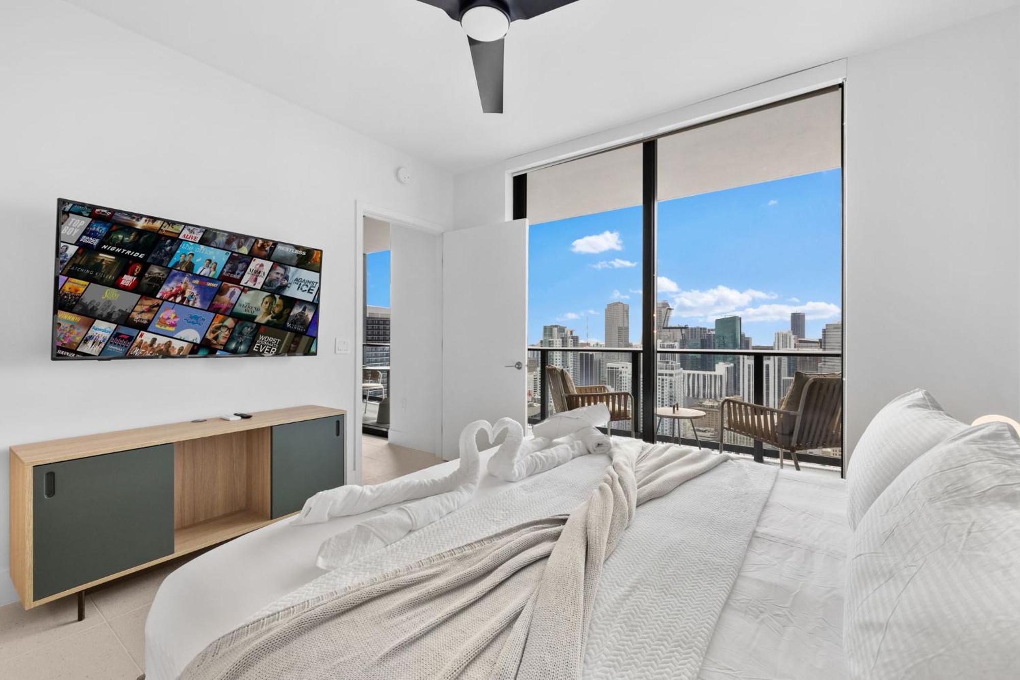 Luxury Panoramic Views - The Ultimate Downtown Getaway Apartment *