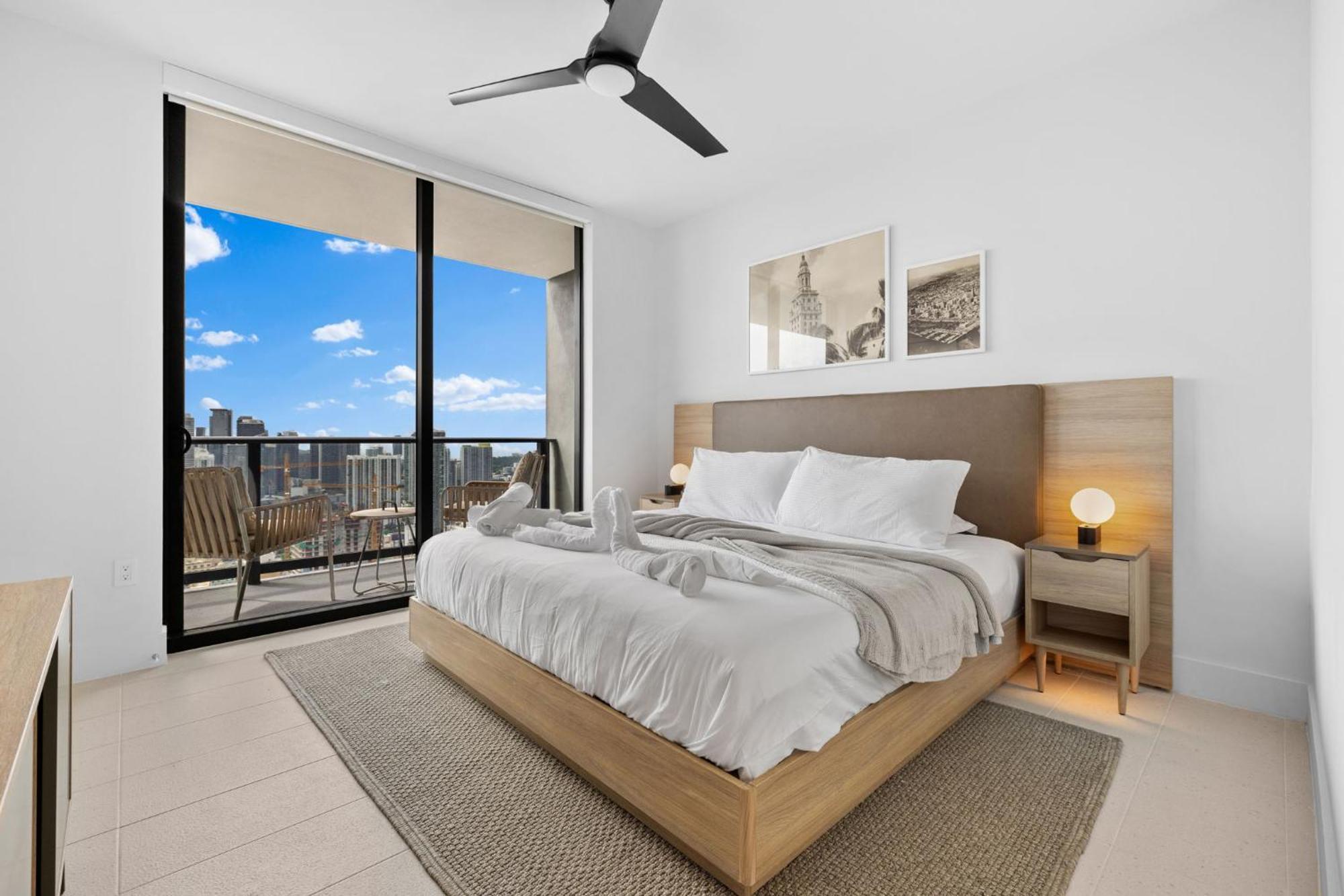 Luxury Panoramic Views - The Ultimate Downtown Getaway Apartment *