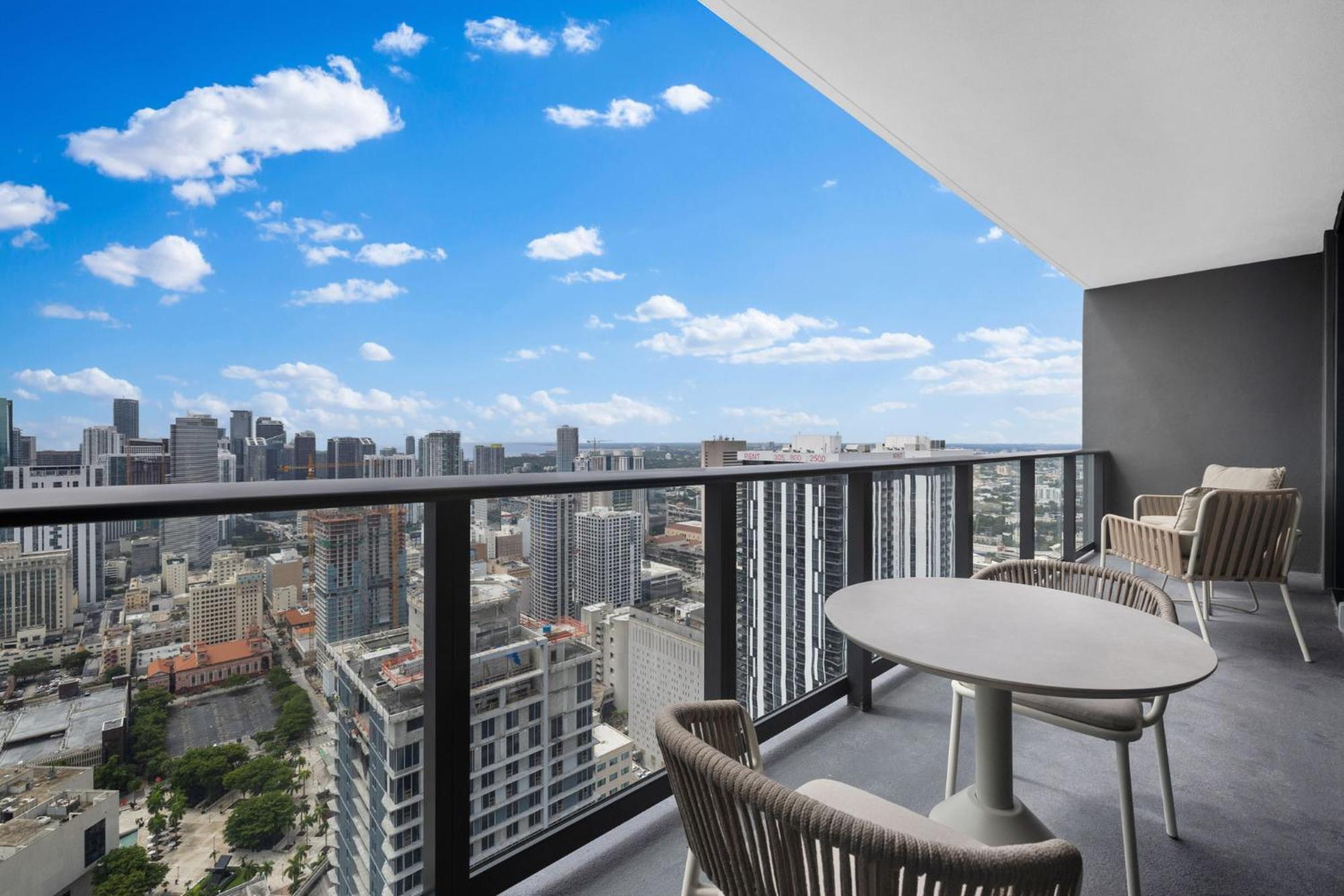 Luxury Panoramic Views - The Ultimate Downtown Getaway *